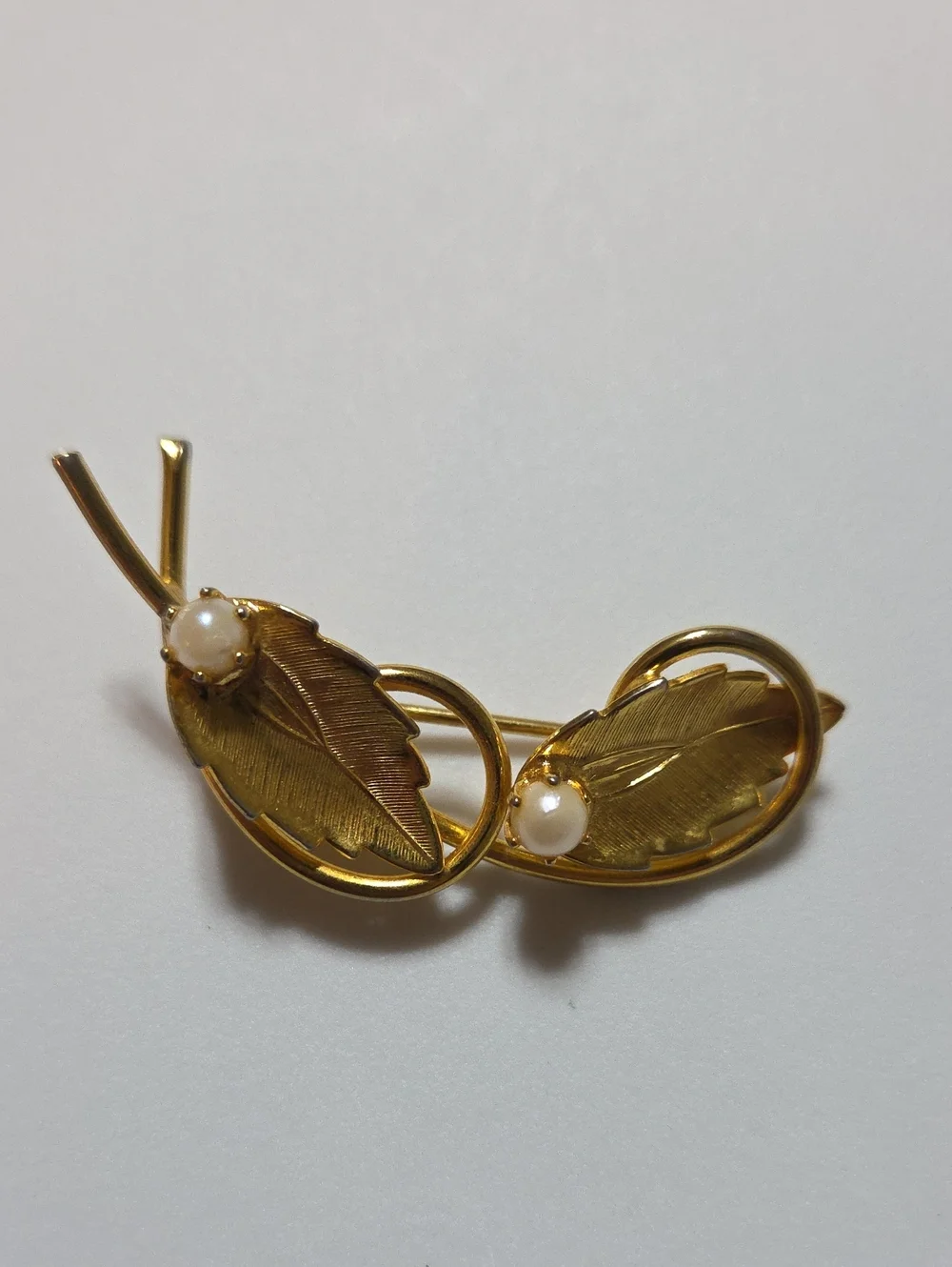 Vintage Gold Tone Leaf Faux Pearl Brooch Botanical Open Circle Pin Elegant